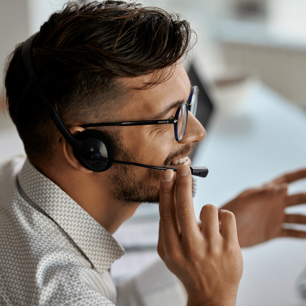 Conseiller Filpack au téléphone pour le service après-vente