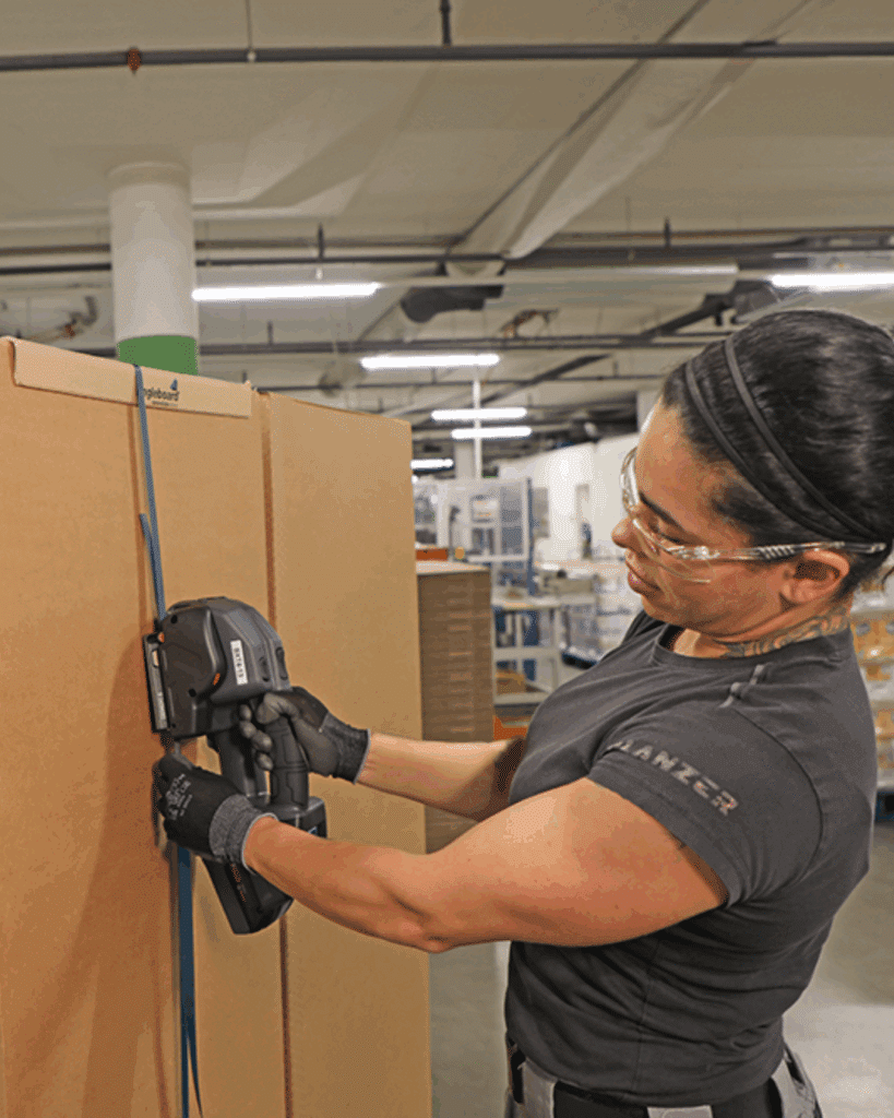 Utilisation d'une cercleuse BXT4 en complément des solutions adhésif emballage fermeture carton