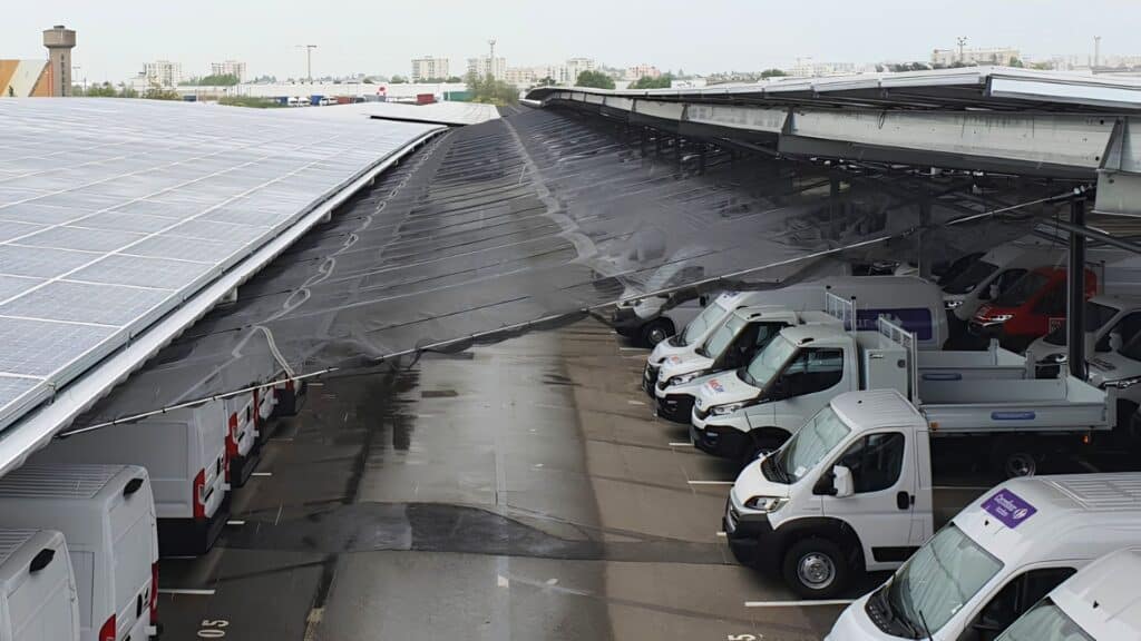 Filet anti-grêle installé entre les panneaux solaires des parkings et parcs de stockage tous véhicules
