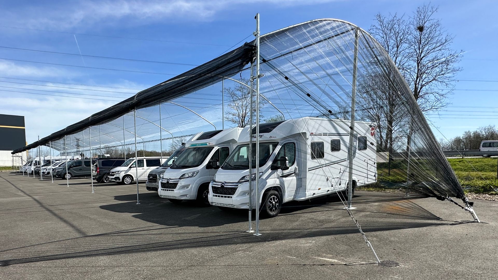 Structure de protection anti-grêle pour les concessions, les parkings et les parcs de stockage pour tous types de véhicules : automobiles et camping-cars