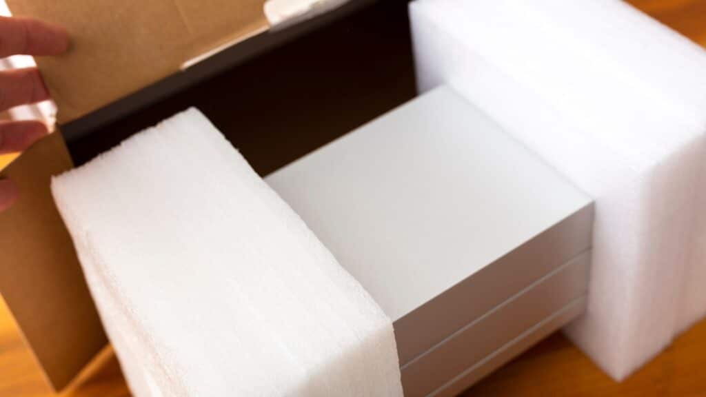 Protection en mousse pour caler les produits dans le carton d'expédition