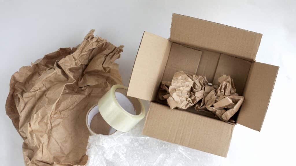 Le papier kraft comme solution de calage pour la protection des produits dans les colis