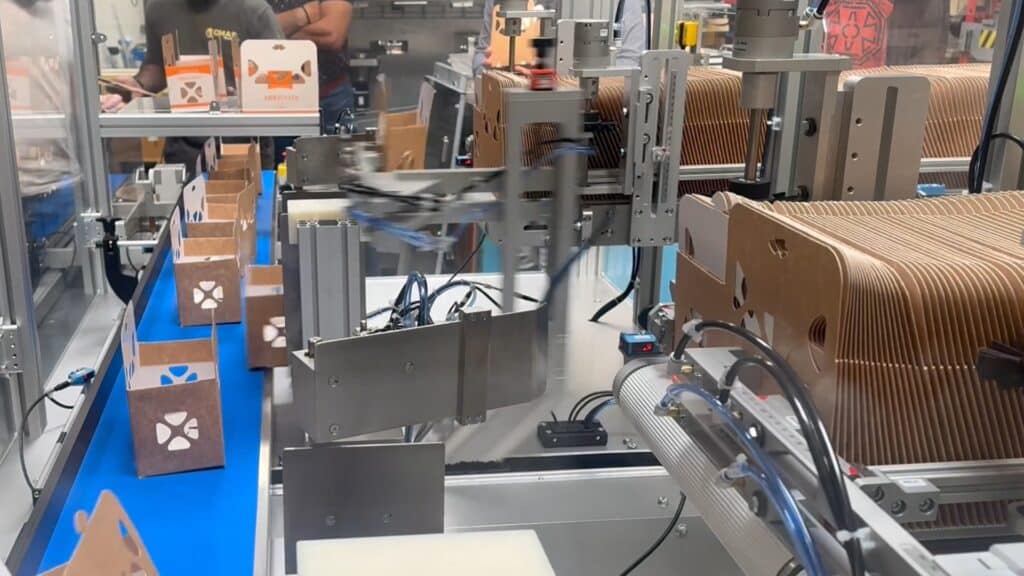 Machine automatique de formage des barquettes carton pour fruits et légumes