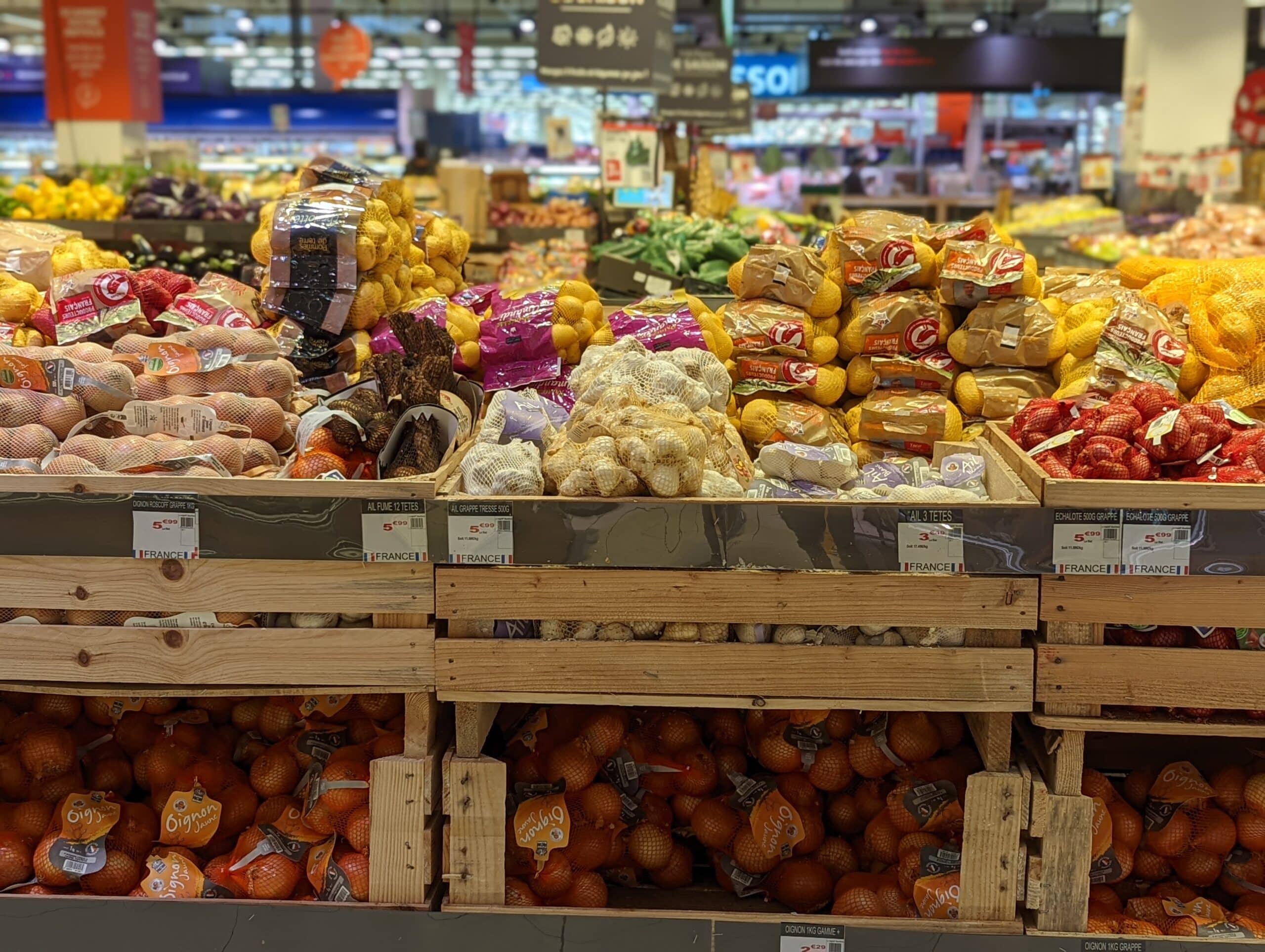 rayon fruits et légumes supermarché